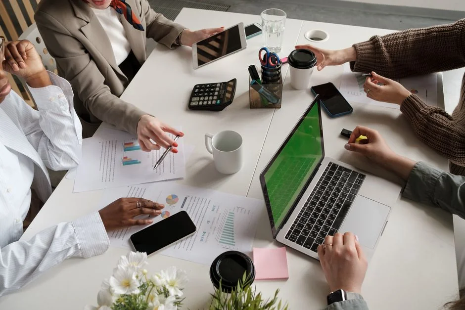 Un espace de travail de bureau avec les éléments essentiels du marketing sur les réseaux sociaux, comprenant un clavier, une lightbox et un guide.